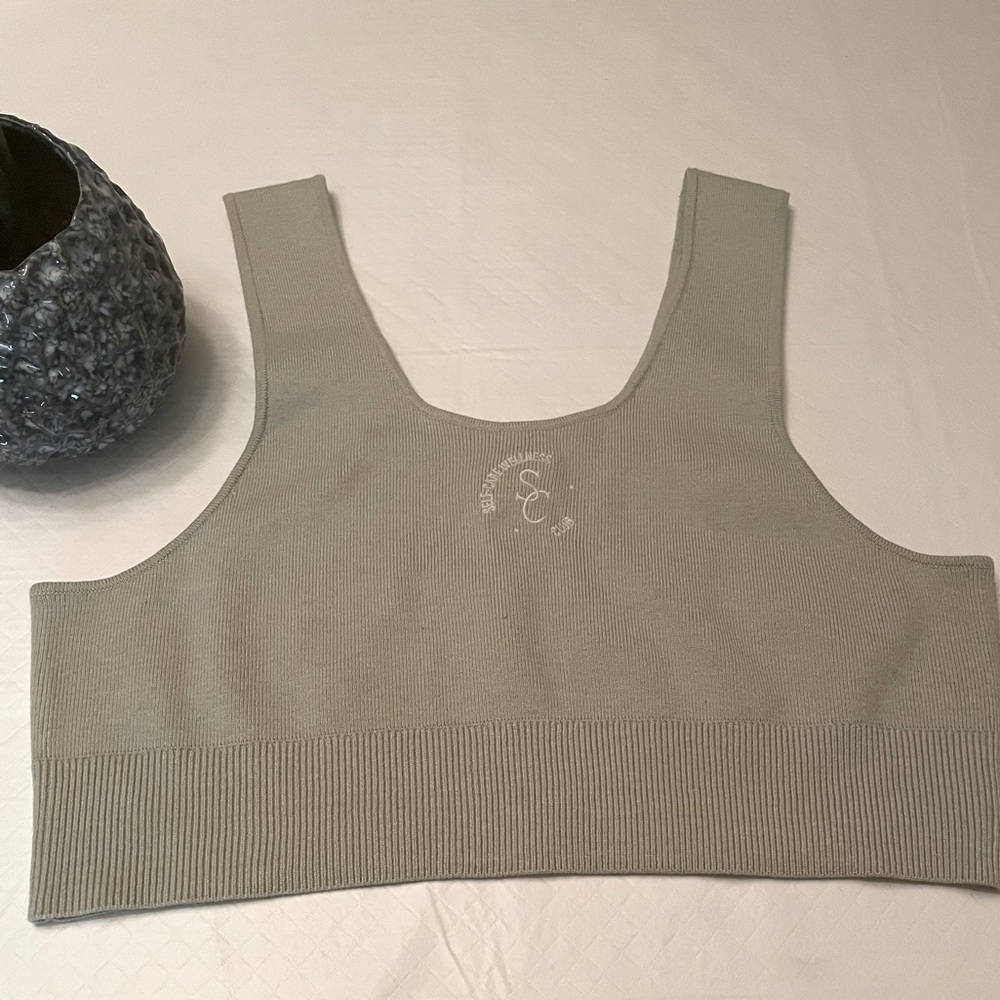 🦋 2 / $27 🦋 H & M light green Ribbed Crop Top. A light knit top in XL.